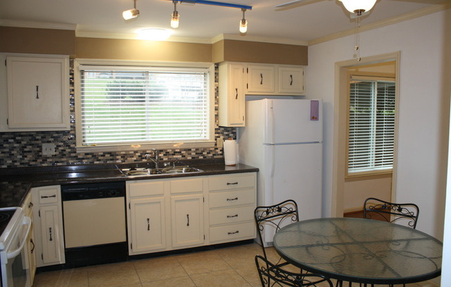 2 beds, 2 baths, $1,900, Unit #90