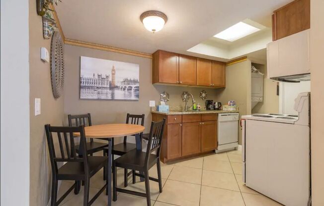 Super Cute 1 Bed/1 Bath Condo Near the Strip!