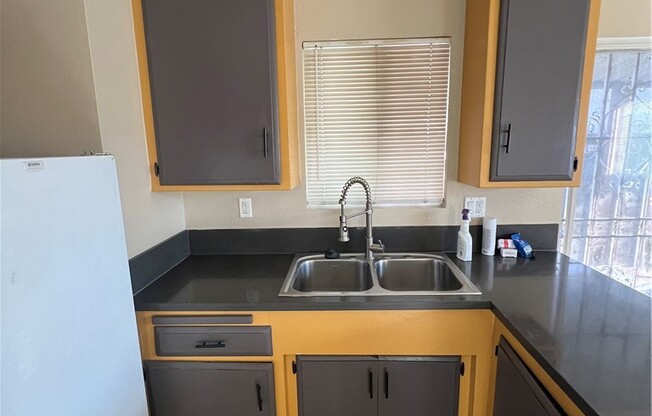 3 beds, 1 bath, 950 sqft, $3,300