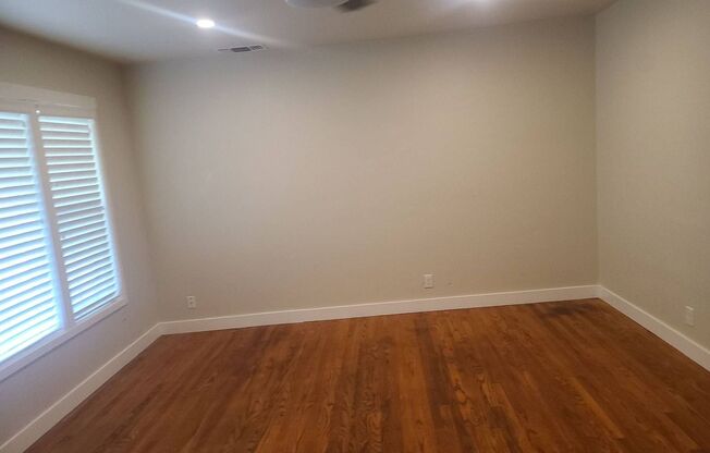 2 beds, 1 bath, $1,750, Unit 1442 N Cherry (Front)