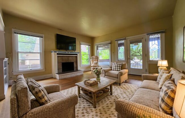 Victorian Home Downtown – Available NOW, 6 Month Leases Available! MOVE-IN SPECIAL