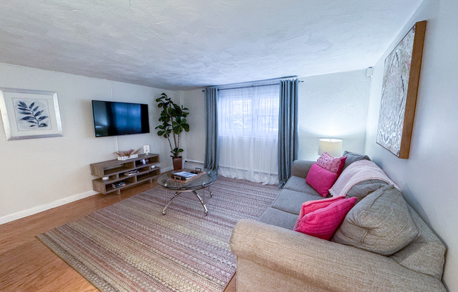 1 bed, 1 bath, 700 sqft, $4,300, Unit 2B