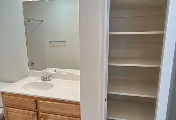 1 bed, 1 bath, 779 sqft, $1,600, Unit 902 #2D