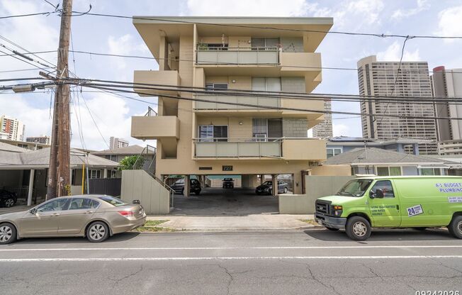 $2,100 / 1br - 423ft2 - Well Maintained 1BR/1BA/1PKG unit in Apt (Honolulu)