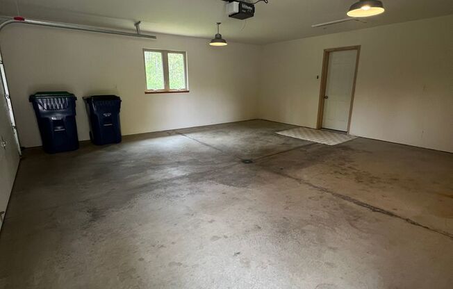 Single Family Home in a Quiet Neighborhood Available!