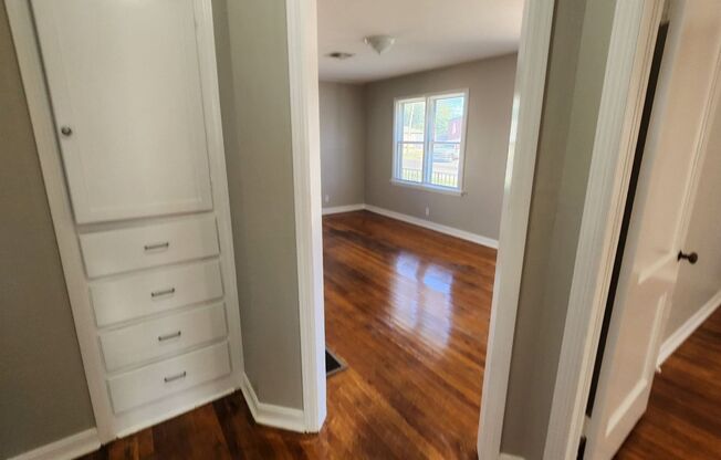 3 beds, 1 bath, $895