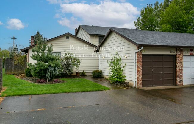 Spacious and Cozy Two-Bedroom in Gresham - Yard + Garage!
