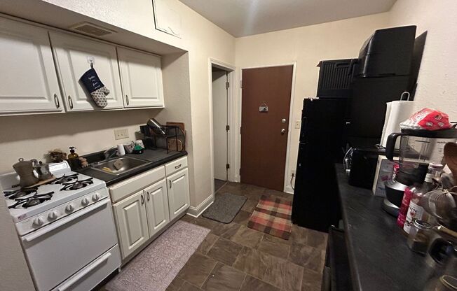 2 beds, 1 bath, $1,025, Unit 103
