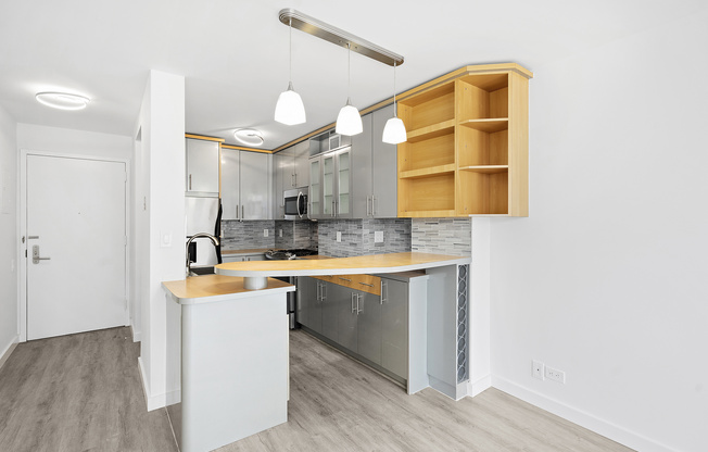 1 bed, 1 bath, $6,250, Unit 9DN