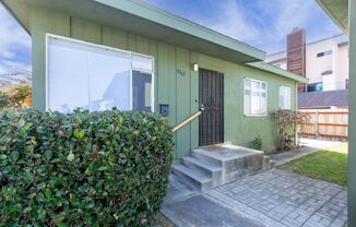 Spacious 2 bedroom / 1 bath home in Pacific Beach / Crown Point!