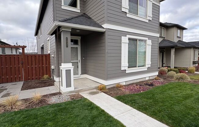 Newer 3 Bedroom / 2.5 Bathroom + Loft in the Ochoco Pointe Community