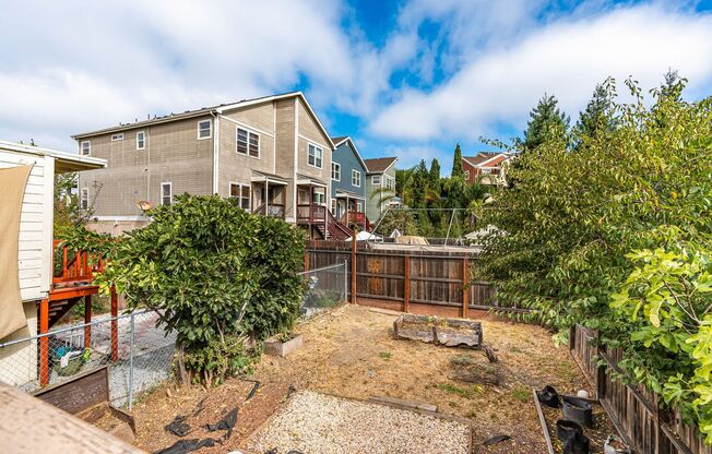 Charming 2-Bedroom Home with Spacious Backyard in Oakland!