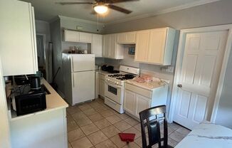 3 beds, 1 bath, 3 sqft, $950, Unit 3048A N 25th St