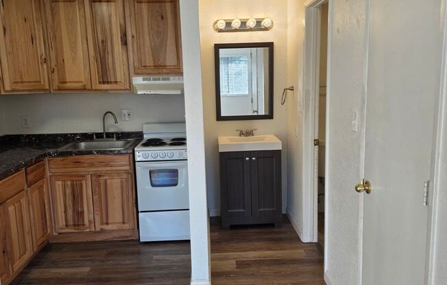 Studio, 1 bath, 375 sqft, $940, Unit 37