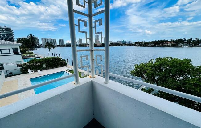 960 BAY DR