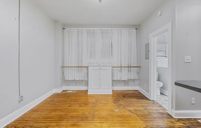 Studio, 1 bath, 400 sqft, $750, Unit 17