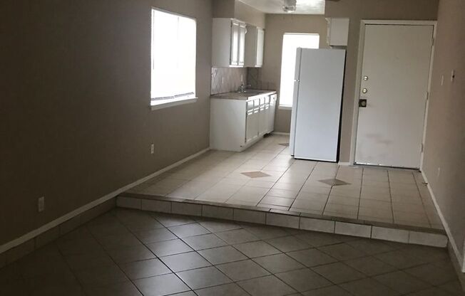 2 beds, 1 bath, 812 sqft, $1,025, Unit B