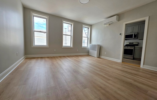 733 METROPOLITAN AVE