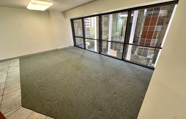 Executive Centre - 1 Bed, 1 Bath, 1 Parking !