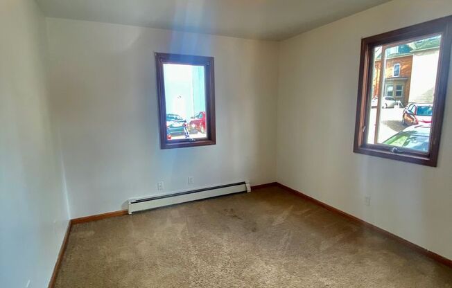 3 beds, 1 bath, $1,550, Unit 6