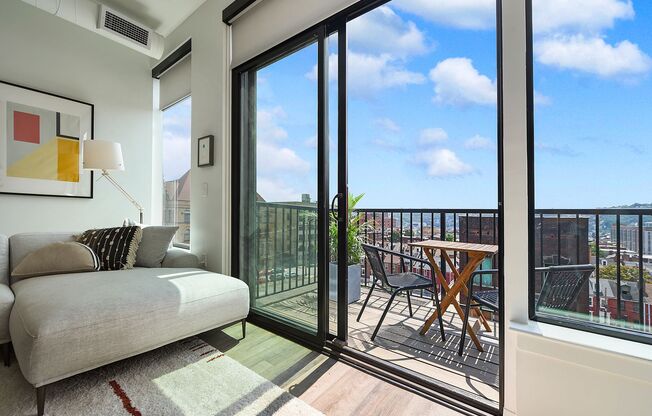 2 beds, 1 bath, 865 sqft, $2,350, Unit Unit 612