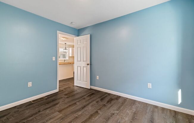 3 beds, 1 bath, $2,100, Unit 3 1/2 Baltimore Street - Unit 1