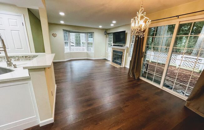 Exquisite Home with 3 Bed and 2.5 Bath in Redmond!!