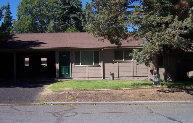 2 Bed/1 Bath Unit Located in SE Bend Triplex