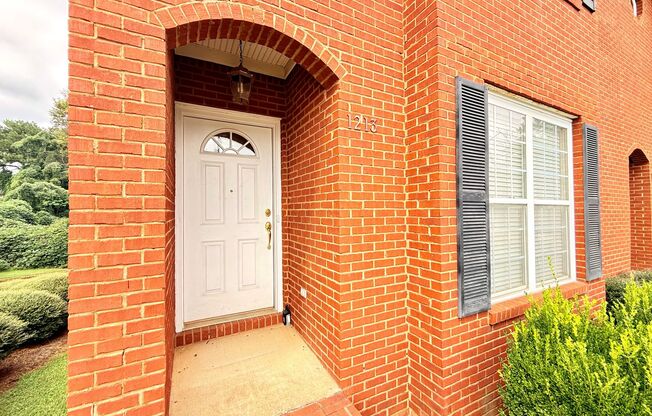 Brick Townhome in Meadowbrook!