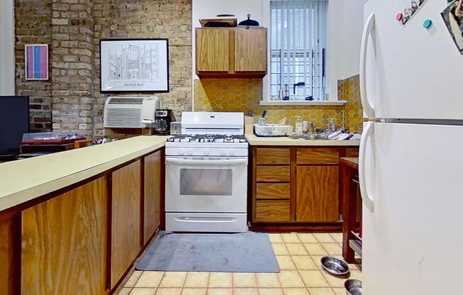Raised First Floor East Lakeview One Bedroom