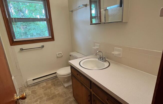 2 beds, 1 bath, 903 sqft, $1,140, Unit H-2