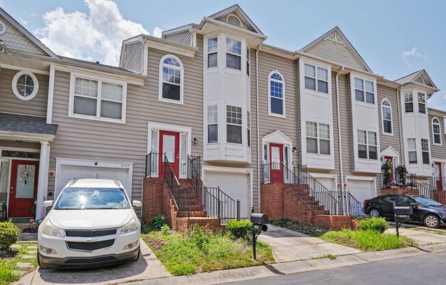 Derita 2BR, 2.5Townhome w/ Bonus Room & Garage