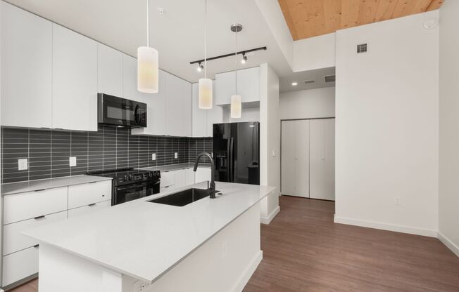 2 beds, 2 baths, 910 sqft, $1,867, Unit 213