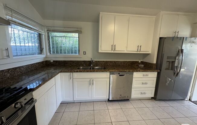 1 bed, 1 bath, 650 sqft, $2,300