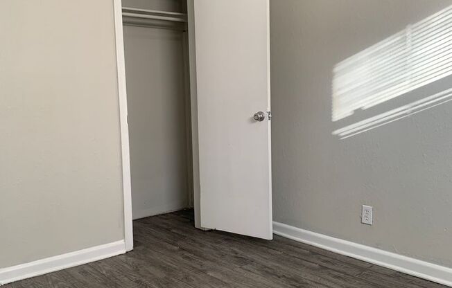 2 beds, 1 bath, 700 sqft, $975, Unit 4205 Lloyd