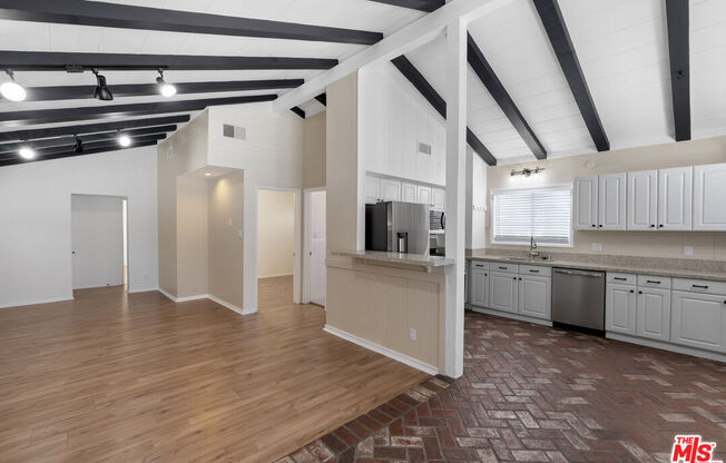 5541 FALLBROOK AVE