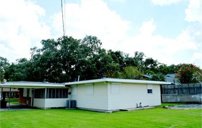 4 bedroom 2 bath home for rent in Broadmoor subdivision