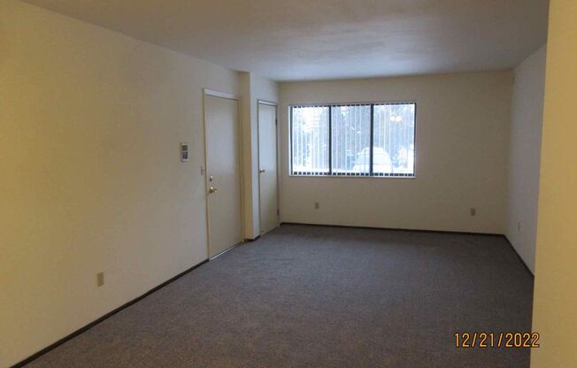 2 beds, 1 bath, $1,075, Unit 15623 - 09