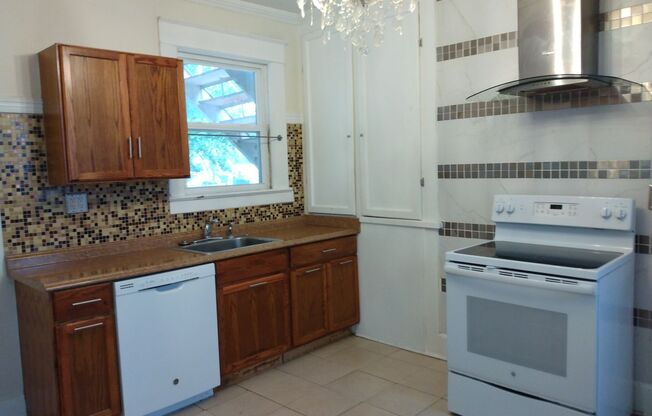 3 beds, 2 baths, $1,800, Unit APARTMENT A