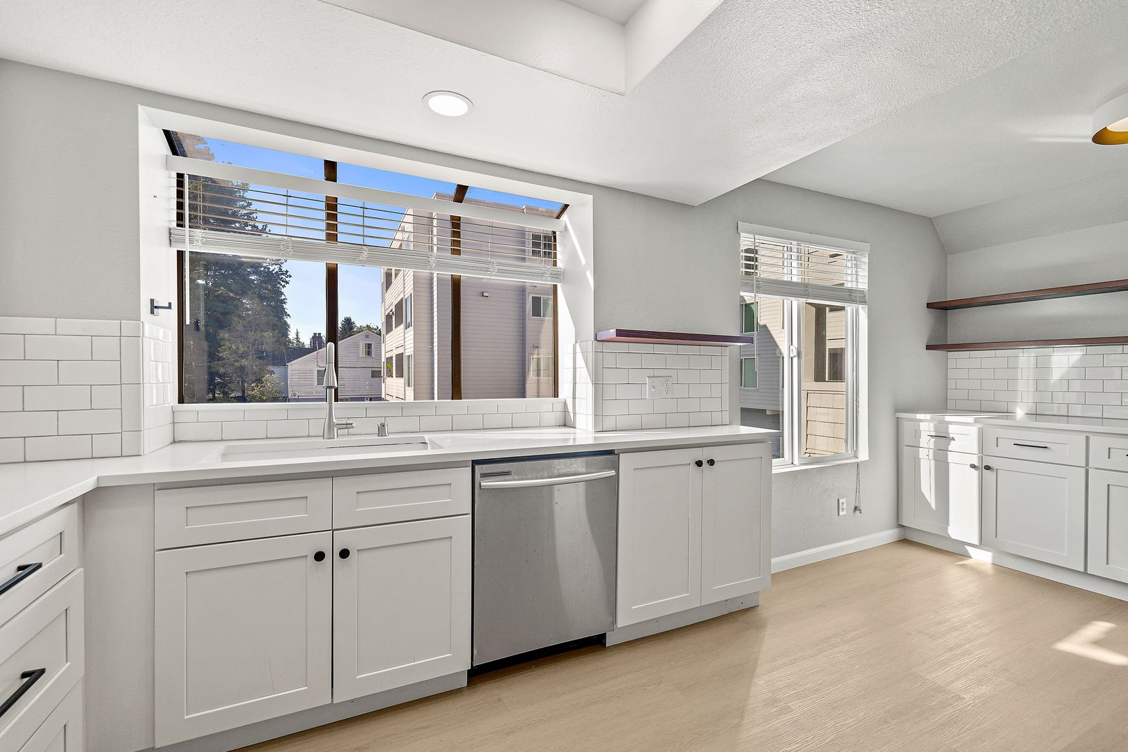 Amazing 2bed/1.5bath Condo Unit with Private Balcony in Meridian Park!