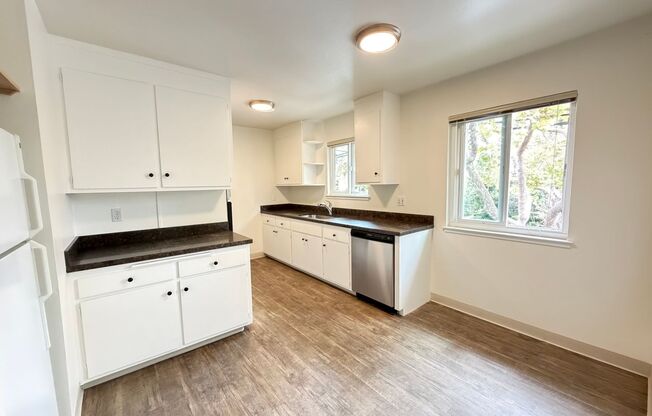 2 beds, 1 bath, $2,600, Unit 2053 Central Ave C (LO)