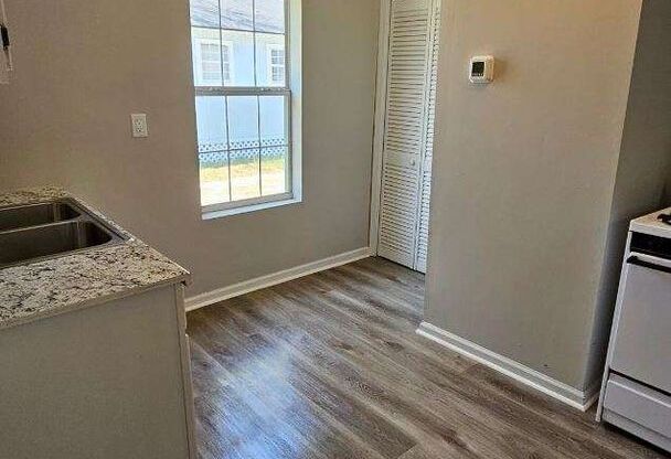 2 beds, 1 bath, 750 sqft, $759, Unit ThomasSt2710