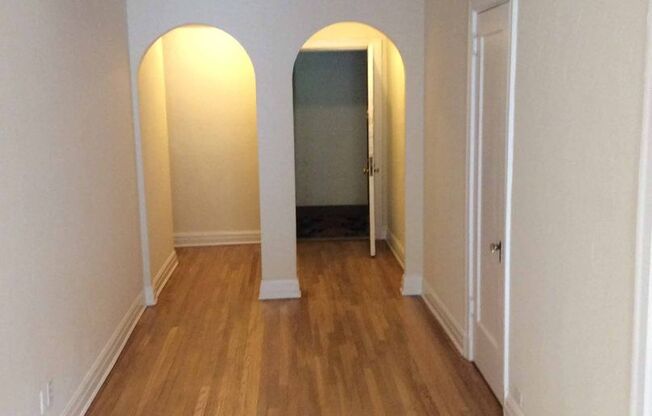 1 bed, 1 bath, 962 sqft, $1,560, Unit New King Edward  503