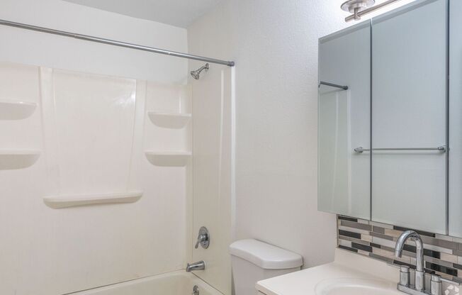 2 beds, 1 bath, 930 sqft, $1,795, Unit T5