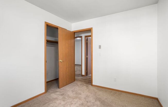 3 beds, 1 bath, $1,300, Unit Upper Unit