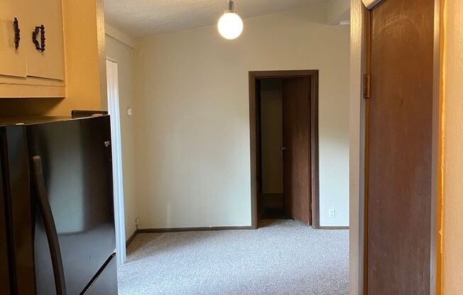 2 beds, 1 bath, $1,195, Unit B