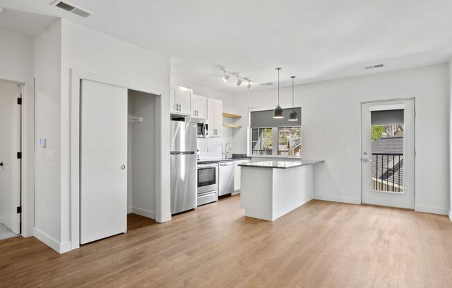 1 bed, 1 bath, 703 sqft, $1,325, Unit 113
