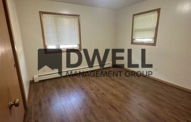 2 beds, 1 bath, $950, Unit 4