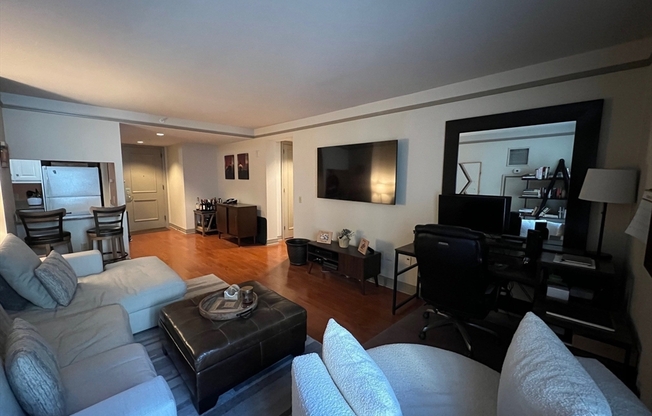 1 bed, 1 bath, 801 sqft, $4,000, Unit 802