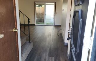 2 beds, 1.5 baths, 1,020 sqft, $1,300, Unit #E